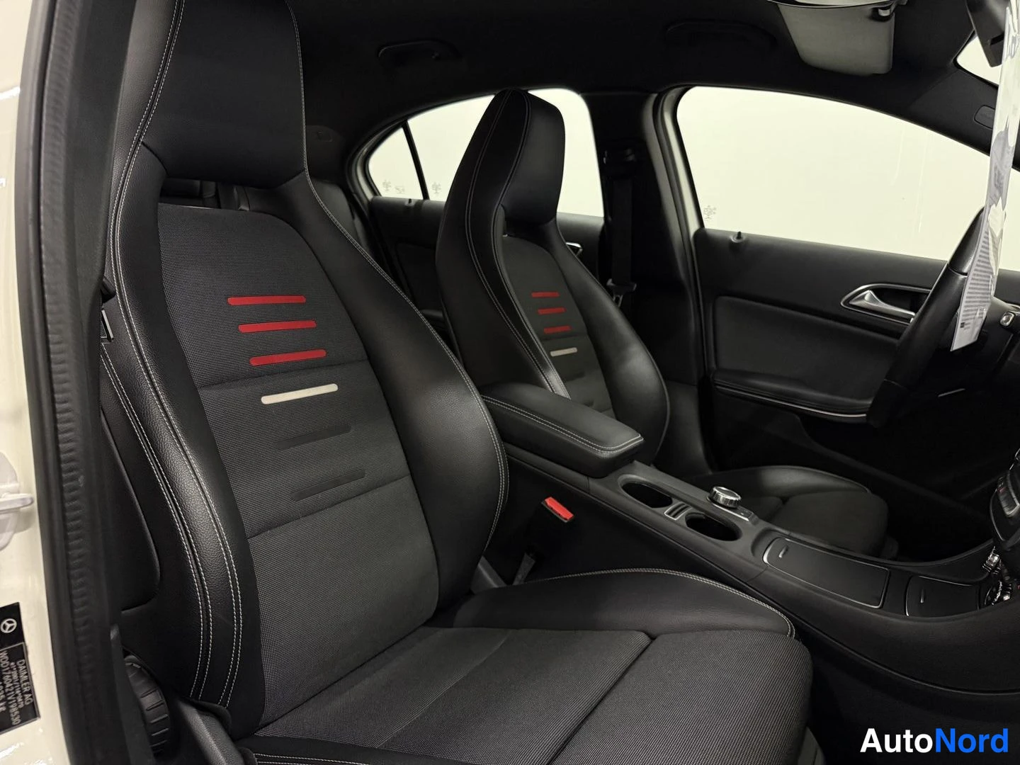 Valkoinen Mercedes-Benz A 180 2017, etuistuimet, kuva 11