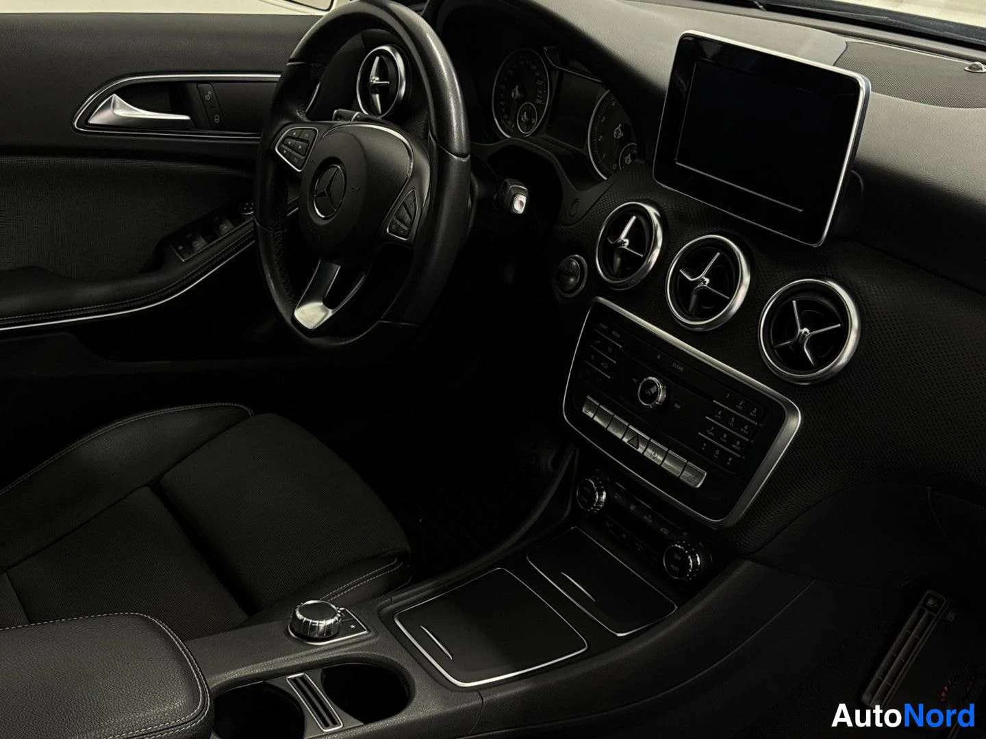 Valkoinen Mercedes-Benz A 180 2017, ohjaamo, kuva 6