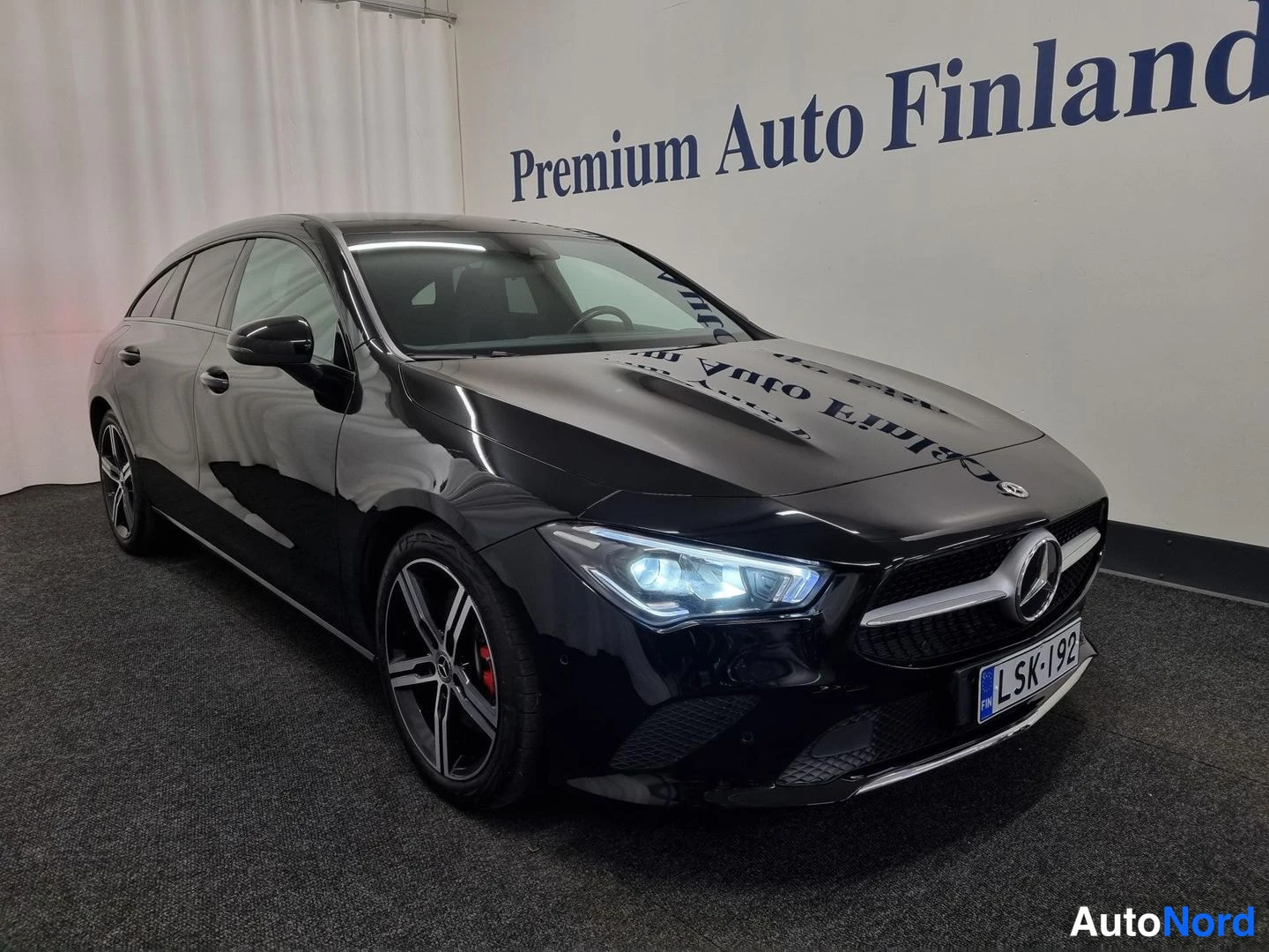 Musta Mercedes-Benz CLA 250 e 2023, etuviisto, keula oikealle, kuva 2