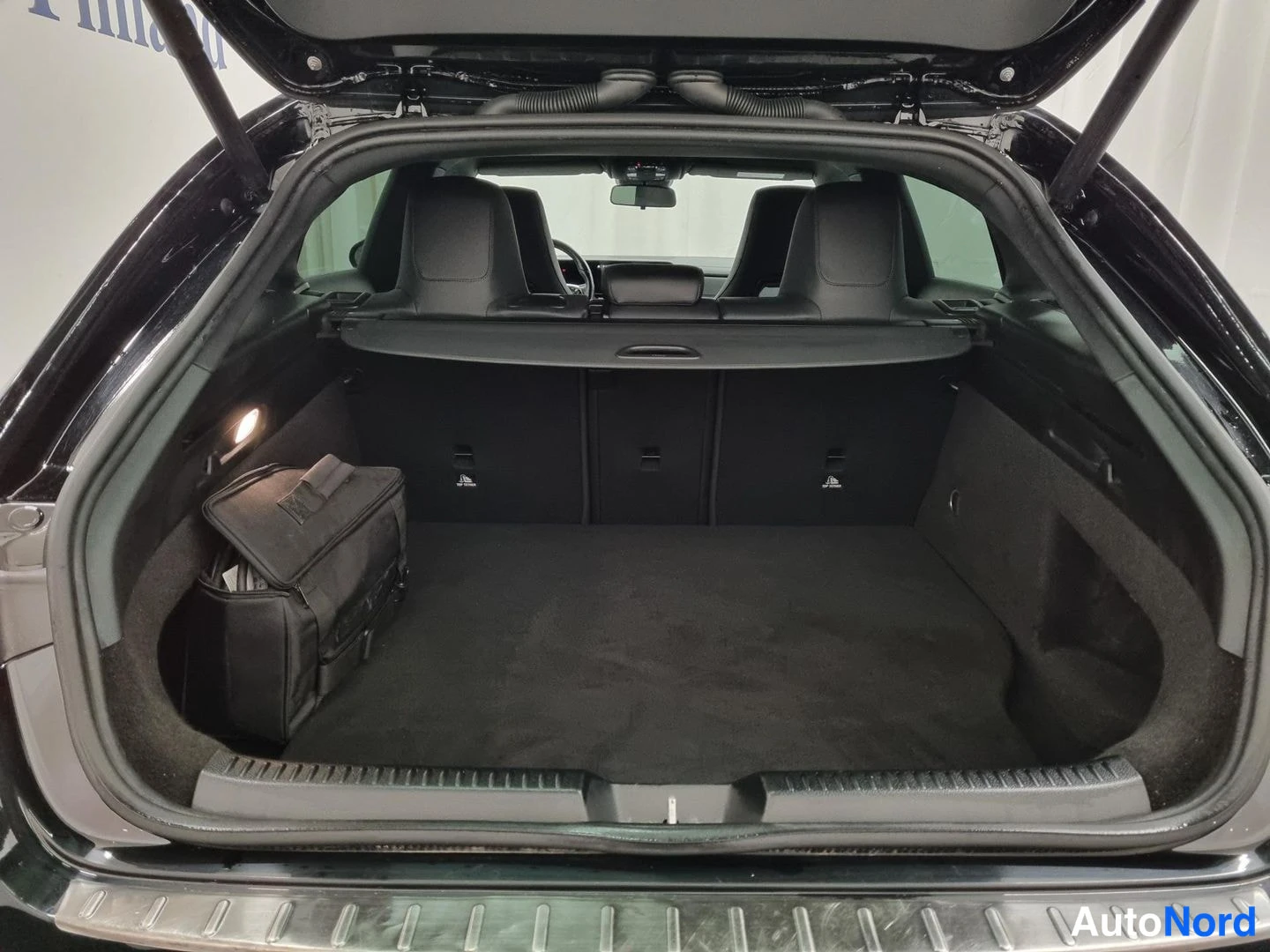 Musta Mercedes-Benz CLA 250 e 2023, tavaratila, kuva 15