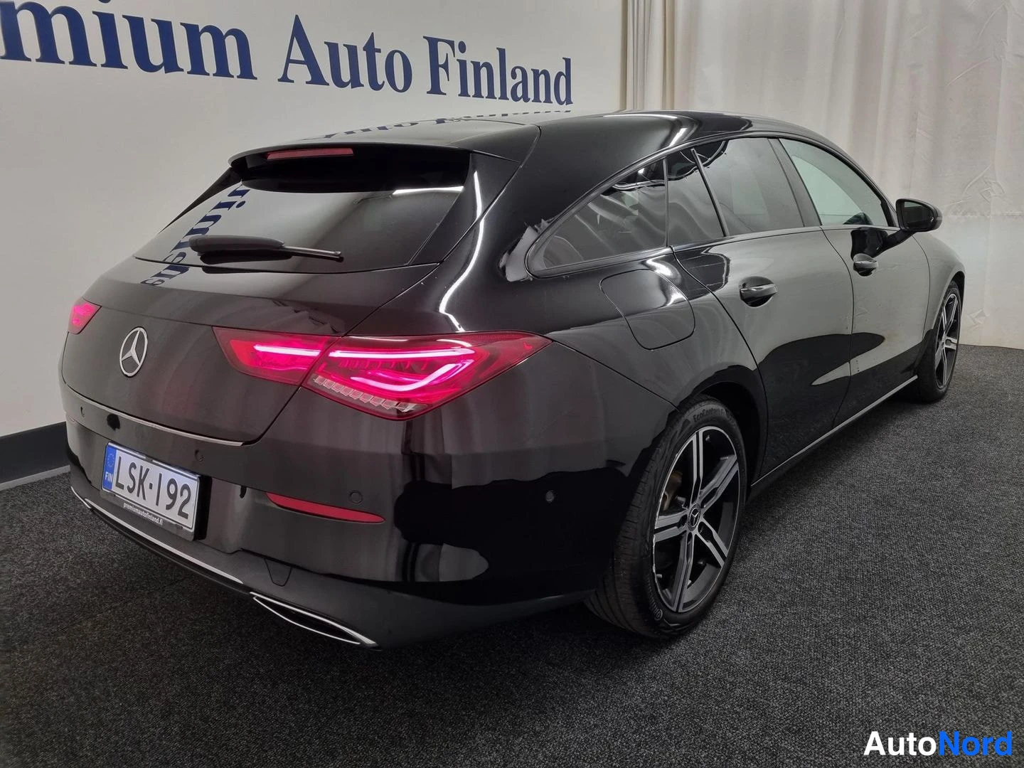 Musta Mercedes-Benz CLA 250 e 2023, takaviisto, kuva 3
