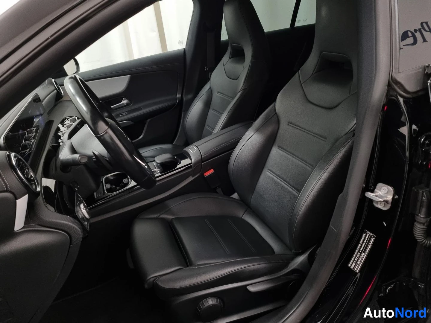 Musta Mercedes-Benz CLA 250 e 2023, etuistuimet, kuva 10