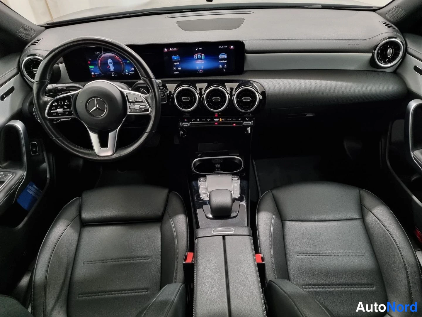 Musta Mercedes-Benz CLA 250 e 2023, ohjaamo, kuva 7