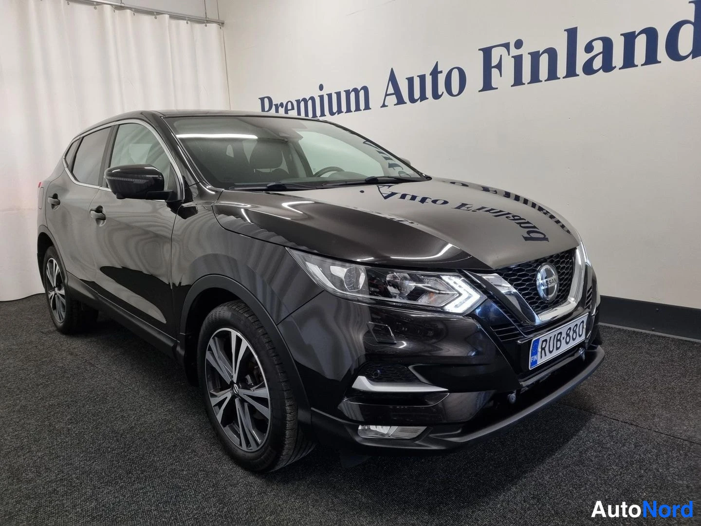Musta Nissan Qashqai 2019, etuviisto, keula oikealle, kuva 2