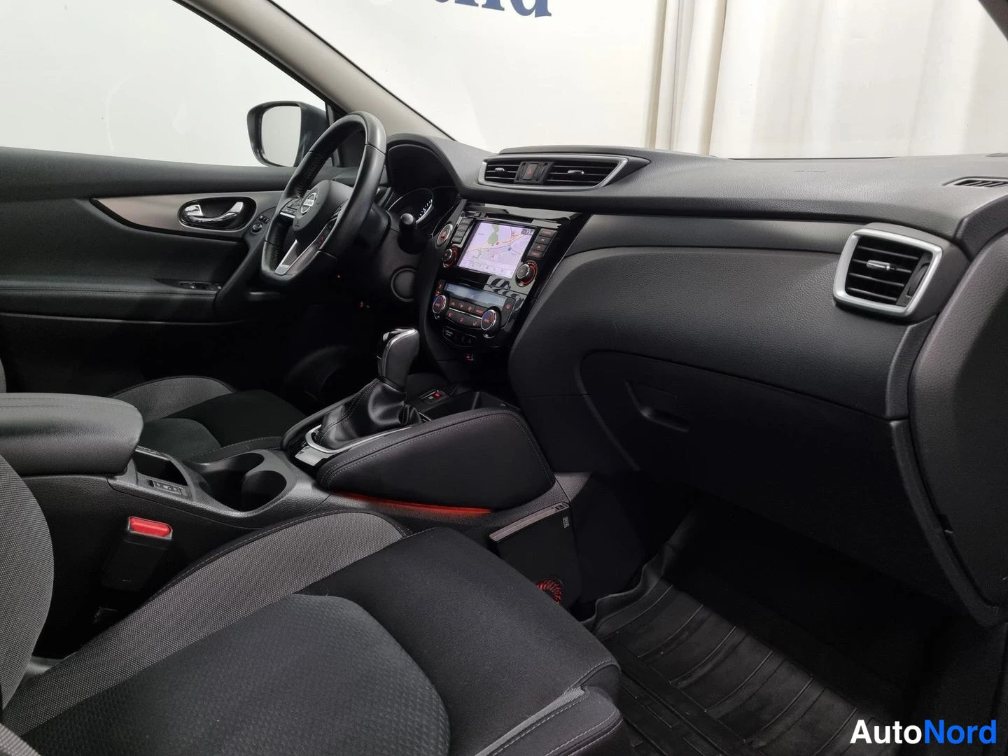 Musta Nissan Qashqai 2019, ohjaamo, kuva 6