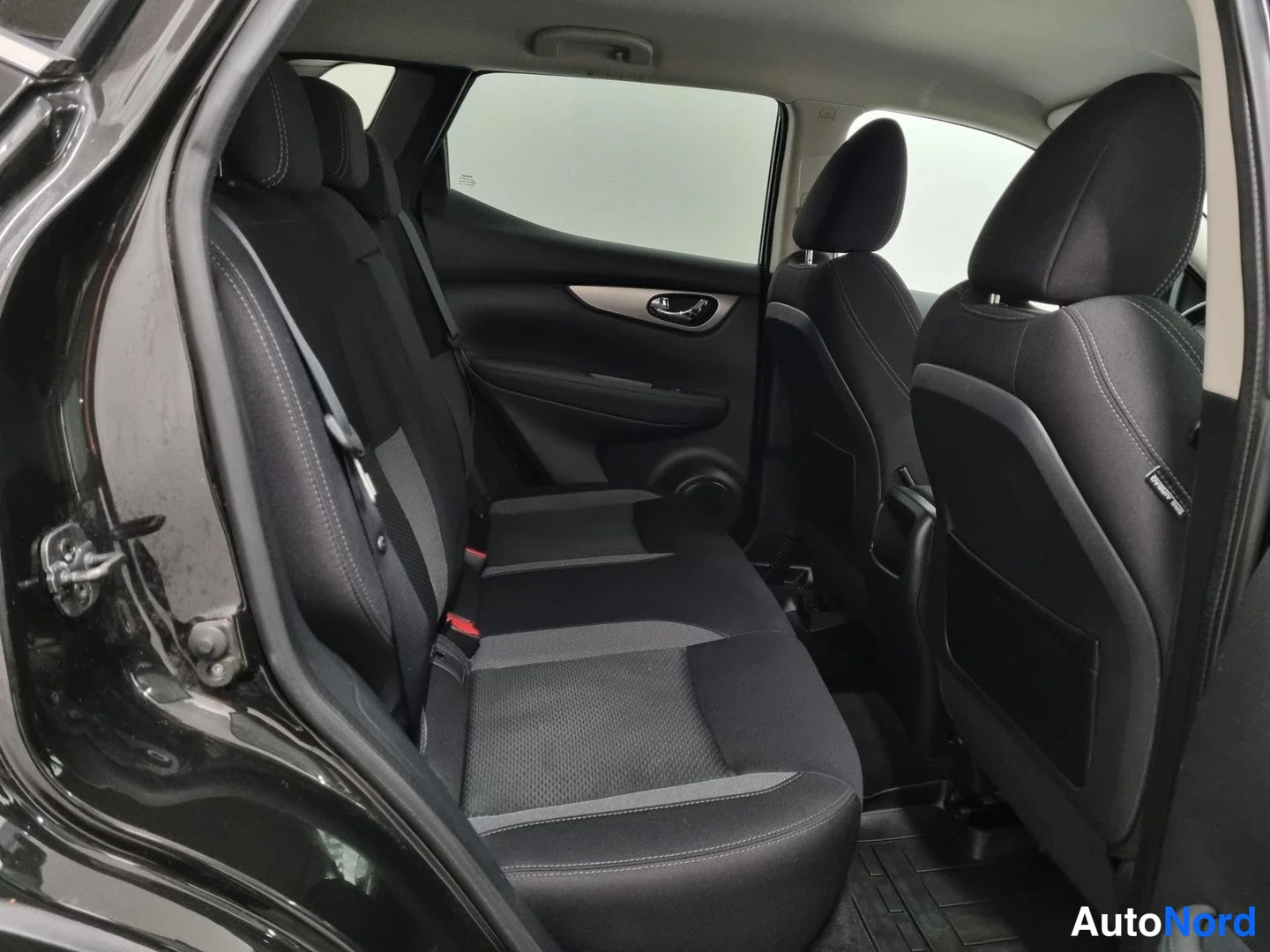 Musta Nissan Qashqai 2019, takaistuimet, kuva 12