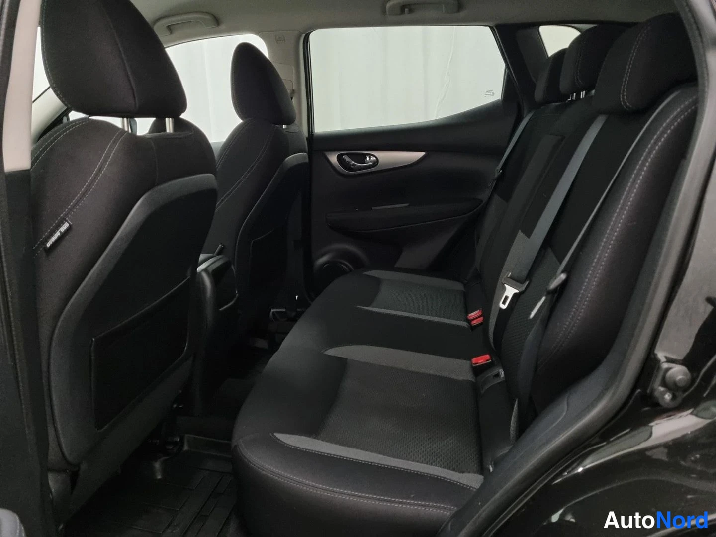 Musta Nissan Qashqai 2019, takaistuimet, kuva 13