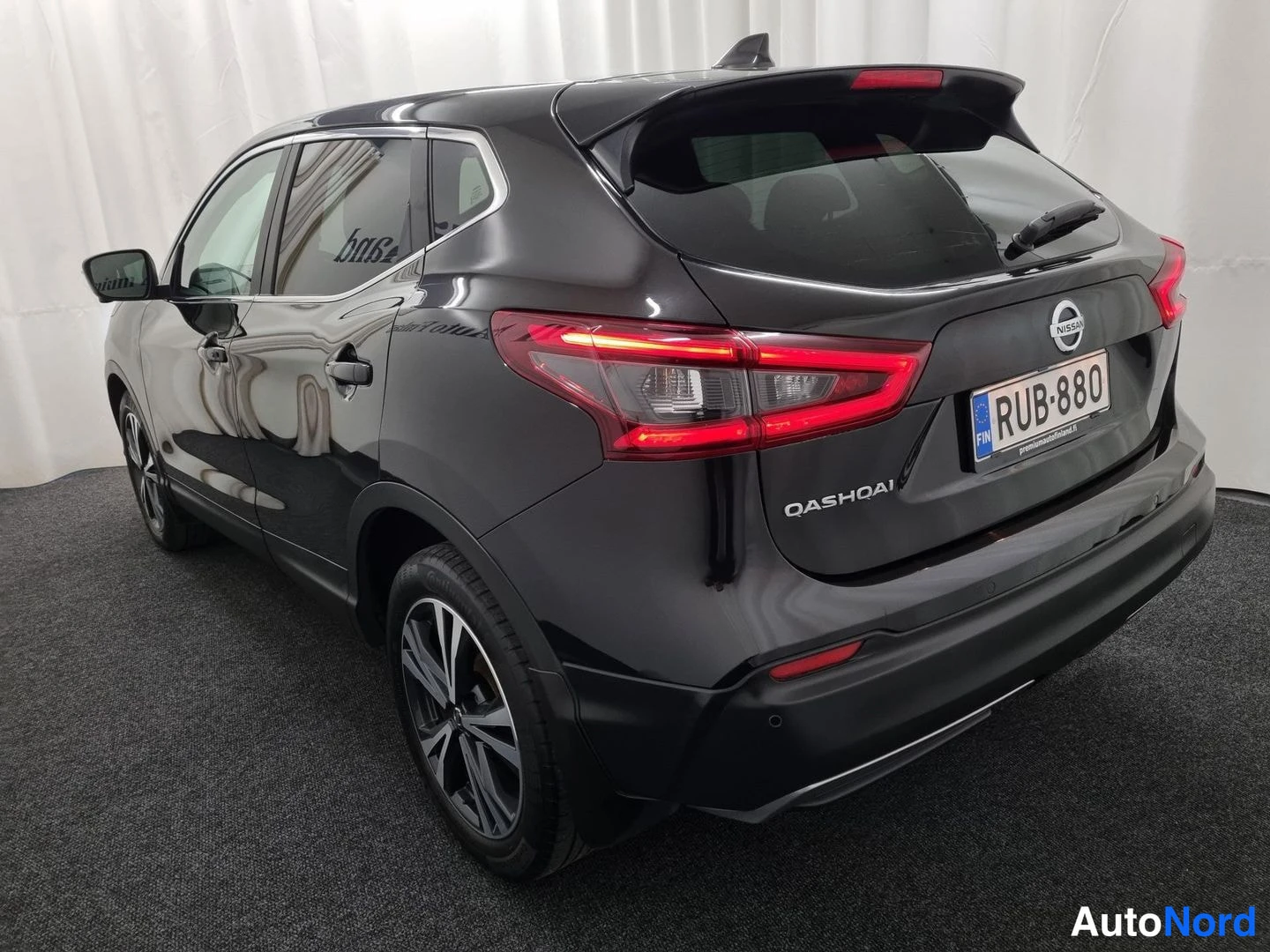 Musta Nissan Qashqai 2019, takaviisto, kuva 4