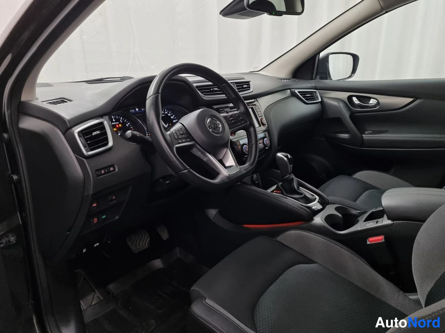 Musta Nissan Qashqai 2019, ohjaamo, kuva 5