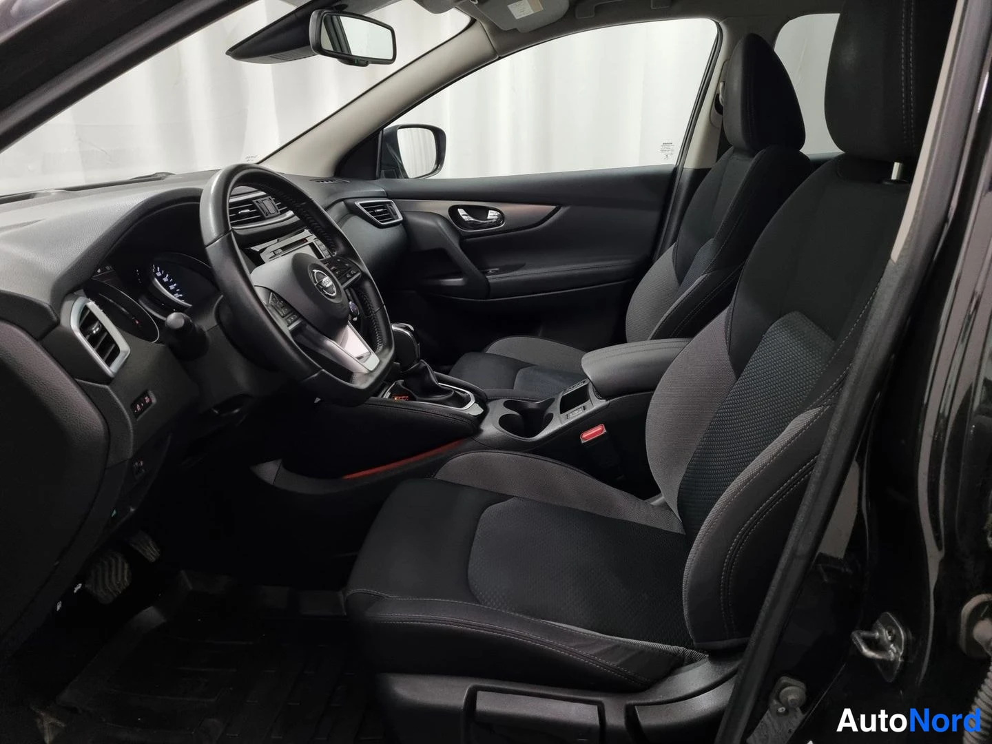 Musta Nissan Qashqai 2019, etuistuimet, kuva 8