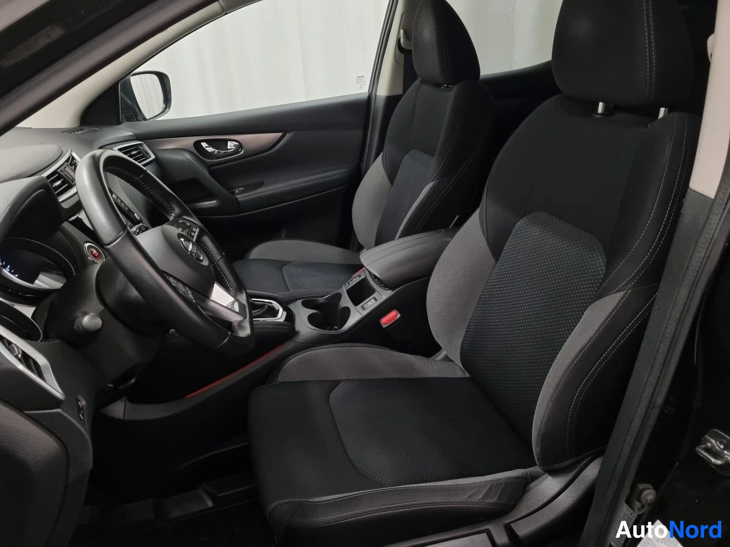 Musta Nissan Qashqai 2019, etuistuimet, kuva 9