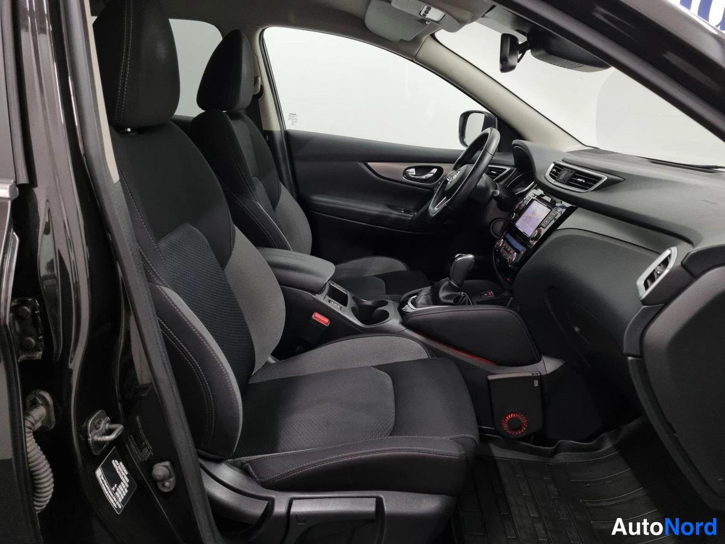 Musta Nissan Qashqai 2019, etuistuimet, kuva 10