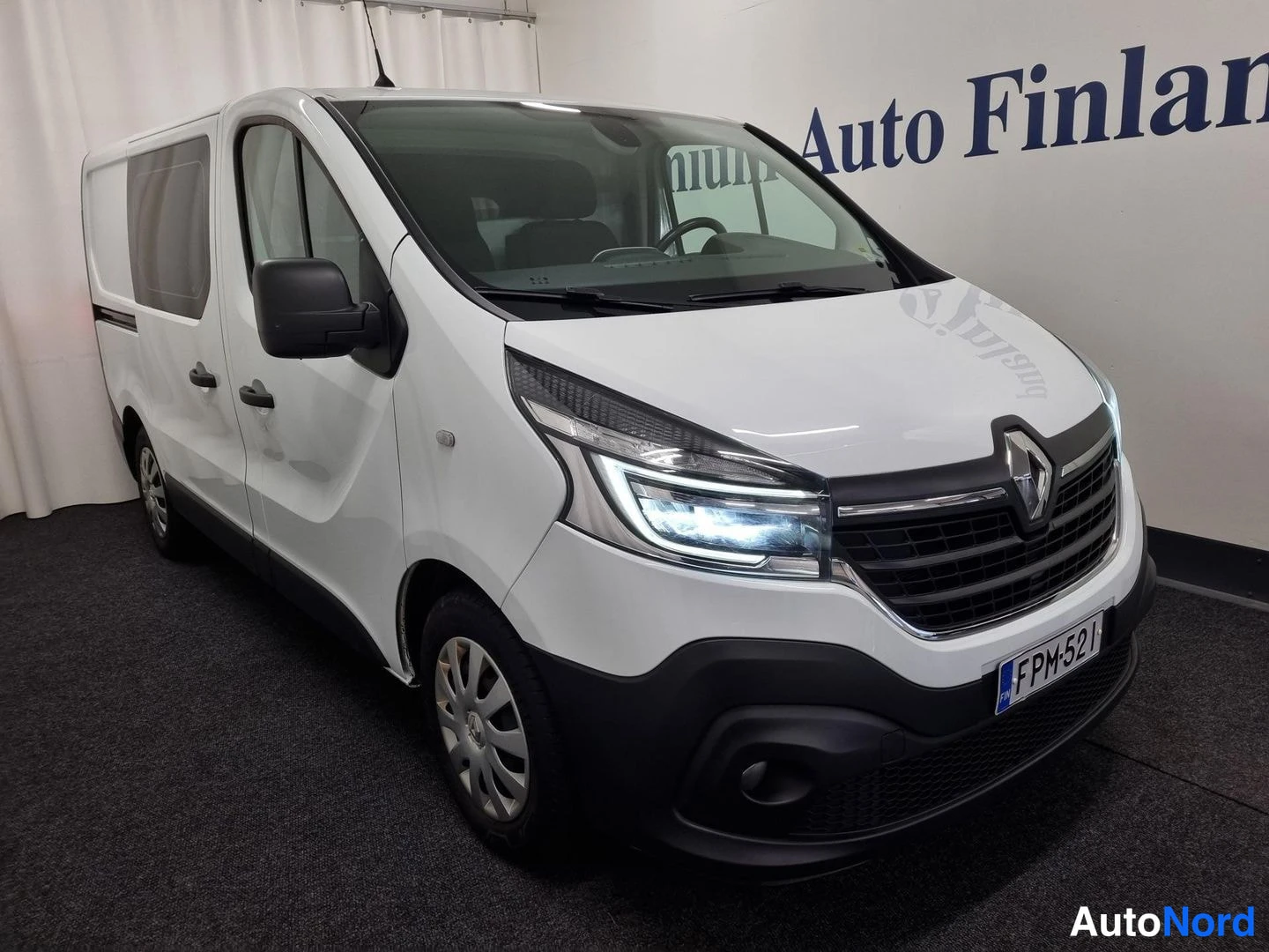 Valkoinen Renault Trafic 2020, etuviisto, keula oikealle, kuva 2