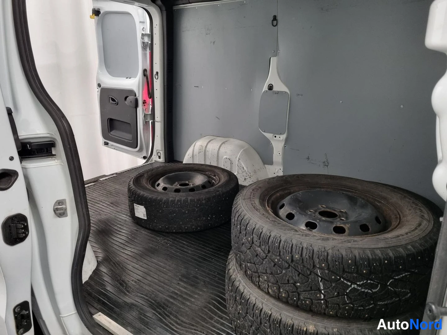 Valkoinen Renault Trafic 2020, tavaratila, kuva 11