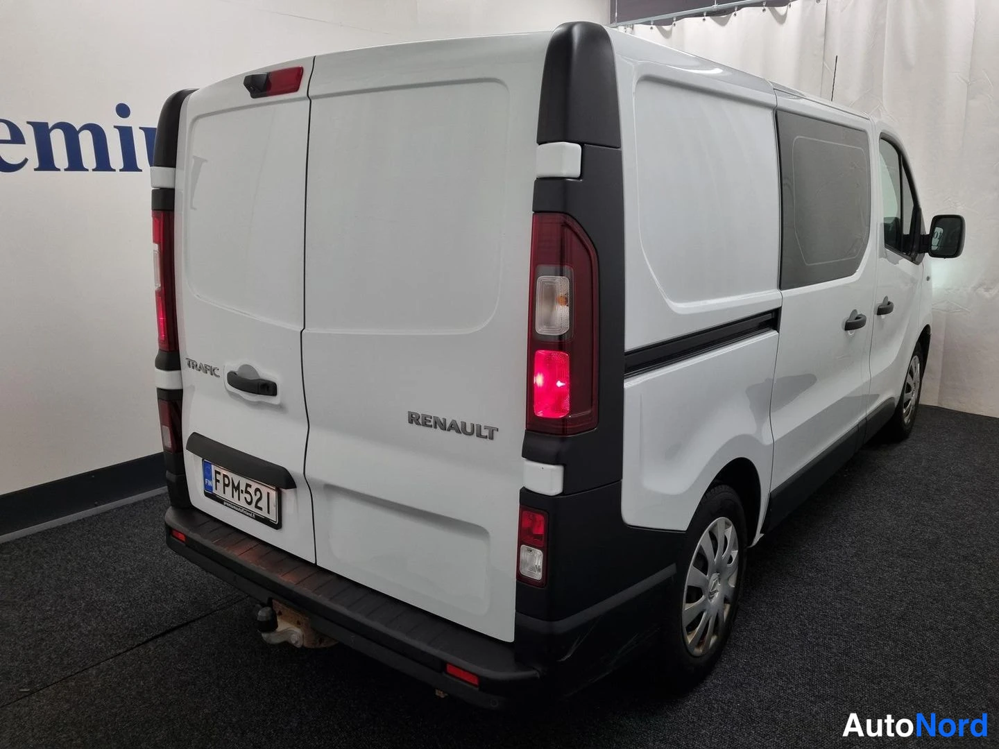 Valkoinen Renault Trafic 2020, takaviisto, kuva 3