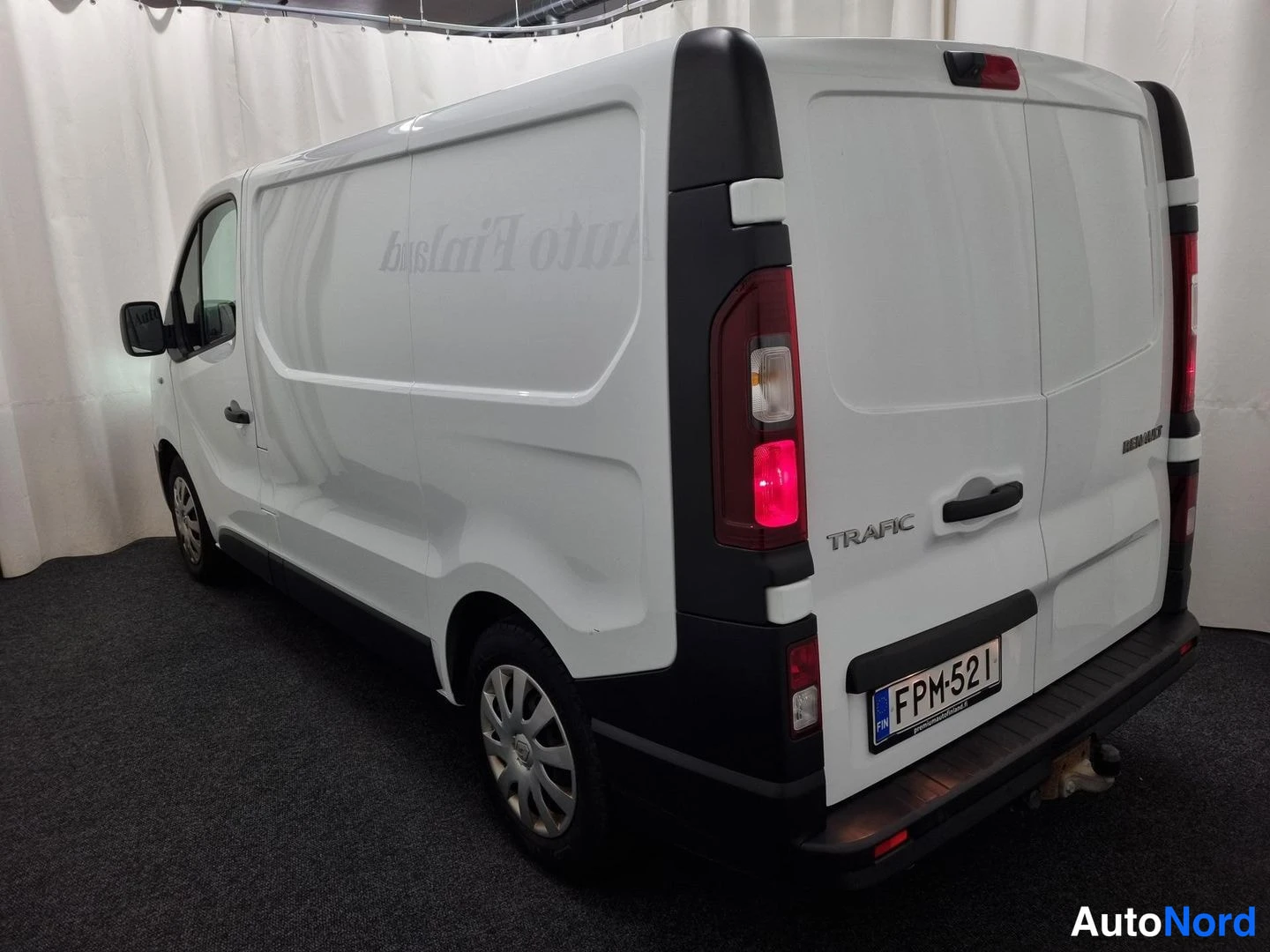 Valkoinen Renault Trafic 2020, takaviisto, kuva 4