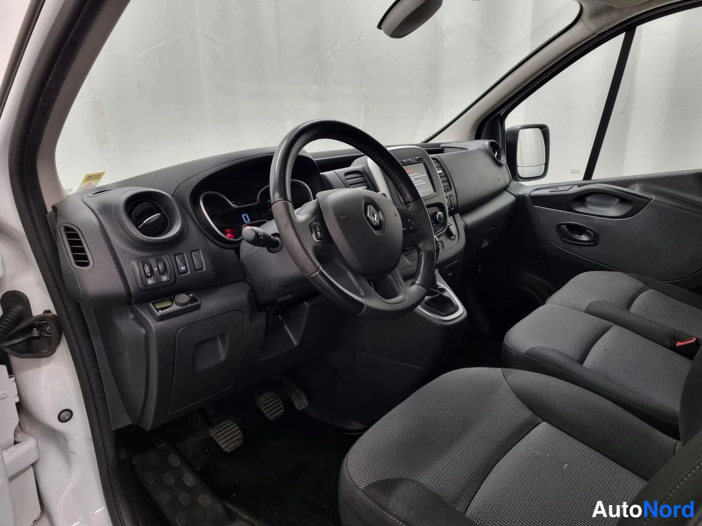Valkoinen Renault Trafic 2020, ohjaamo, kuva 5