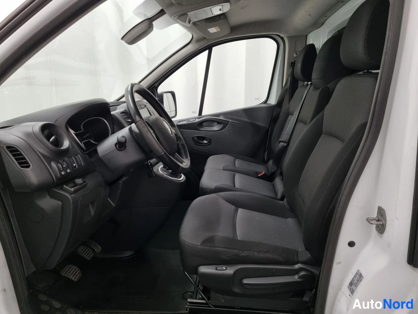 Valkoinen Renault Trafic 2020, etuistuimet, kuva 8