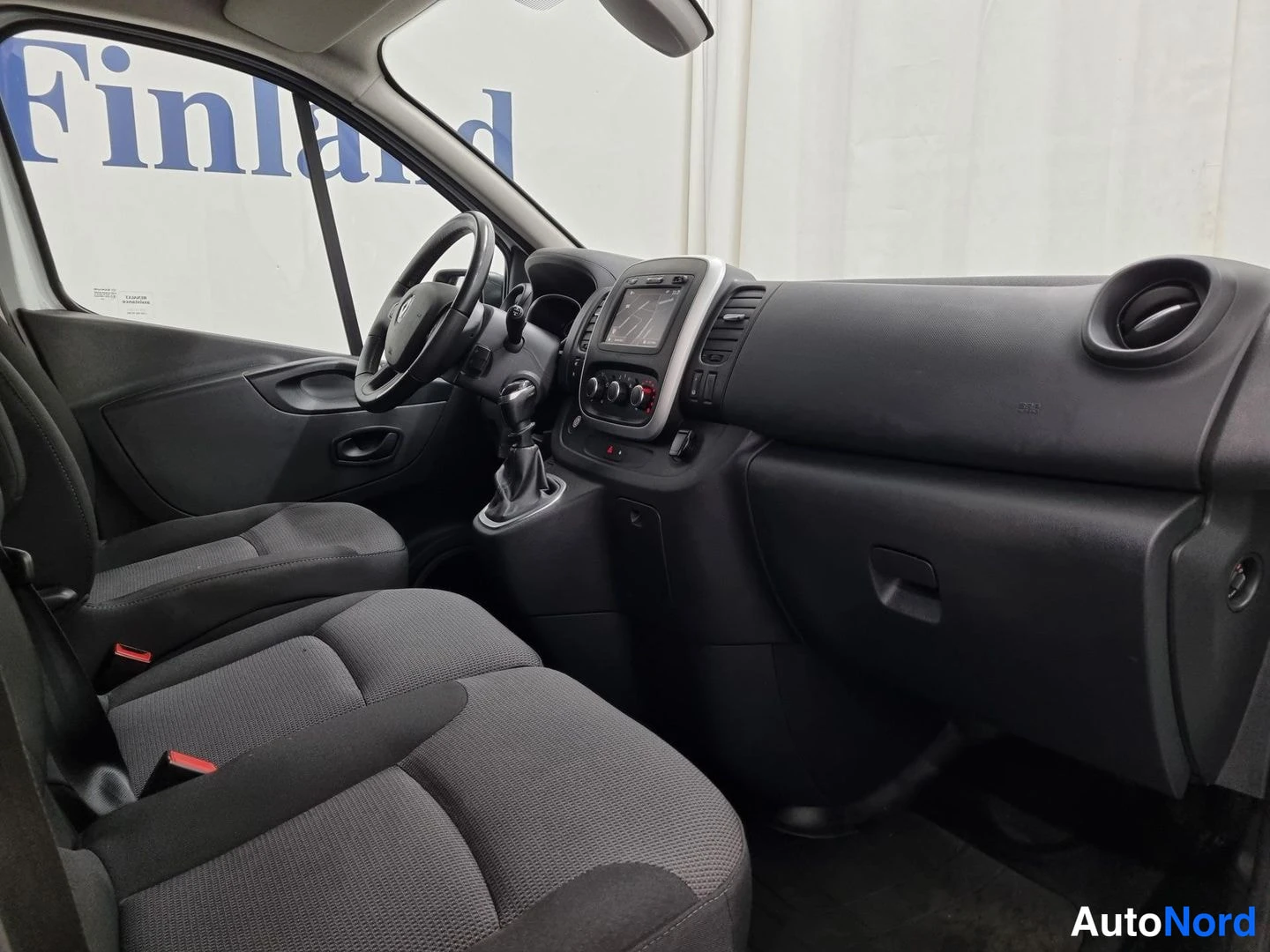 Valkoinen Renault Trafic 2020, ohjaamo, kuva 6