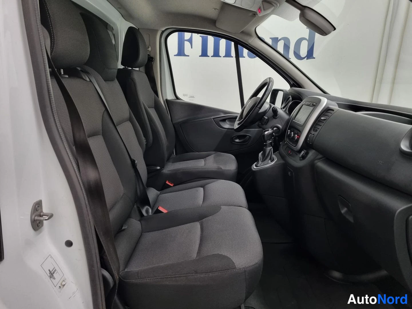 Valkoinen Renault Trafic 2020, etuistuimet, kuva 9