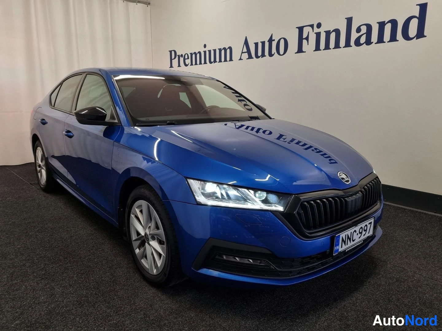 Sininen Skoda Octavia 2023, etuviisto, keula oikealle, kuva 2