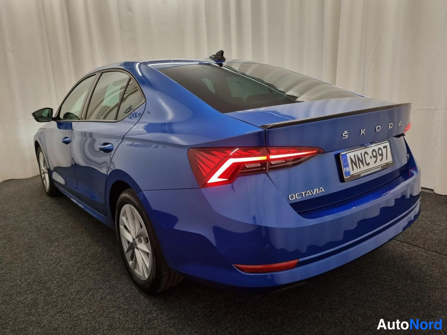 Sininen Skoda Octavia 2023, takaviisto, kuva 3