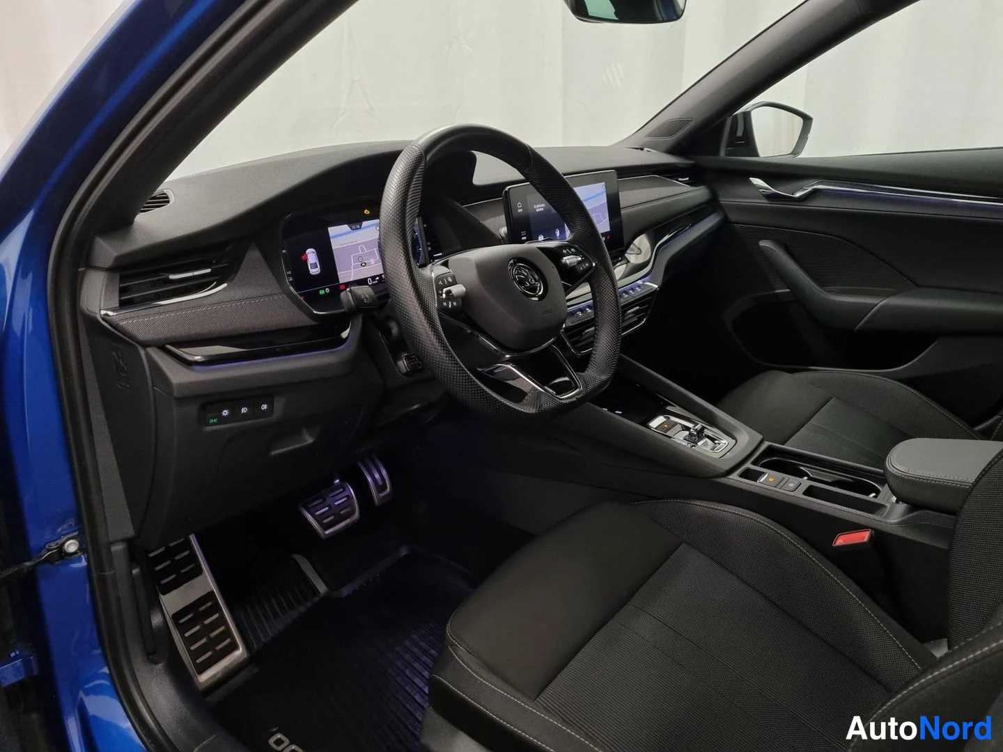 Sininen Skoda Octavia 2023, ohjaamo, kuva 5