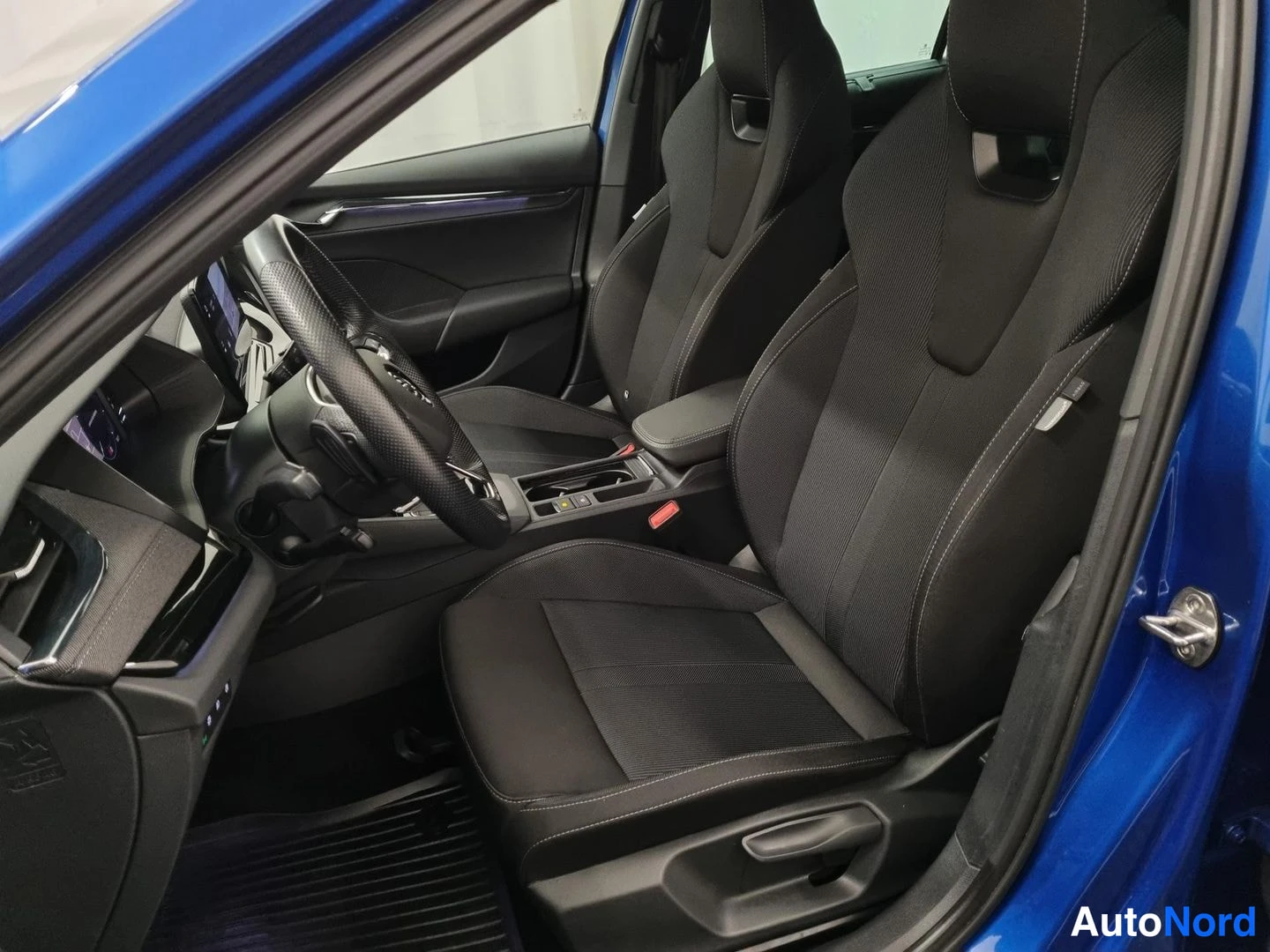 Sininen Skoda Octavia 2023, etuistuimet, kuva 9