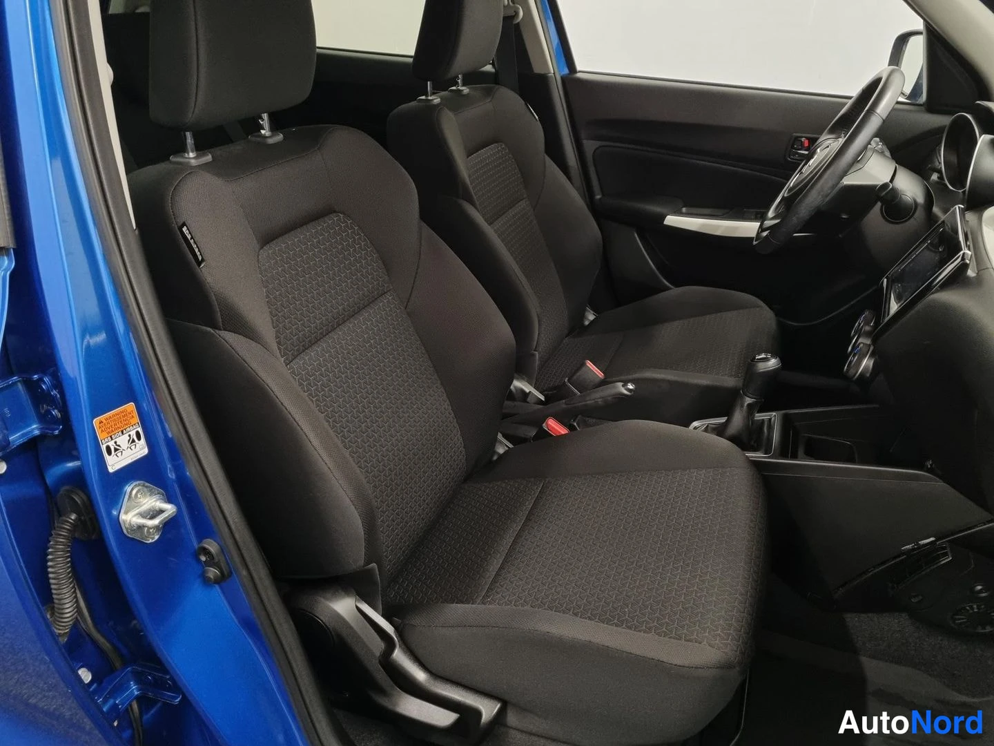 Sininen Suzuki Swift 2019, etuistuimet, kuva 11