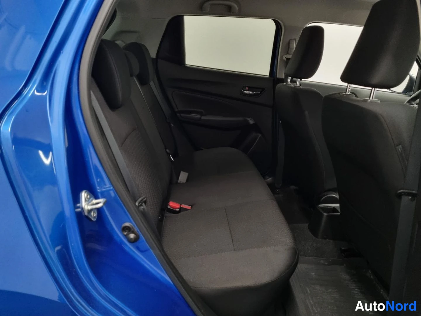 Sininen Suzuki Swift 2019, takaistuimet, kuva 12