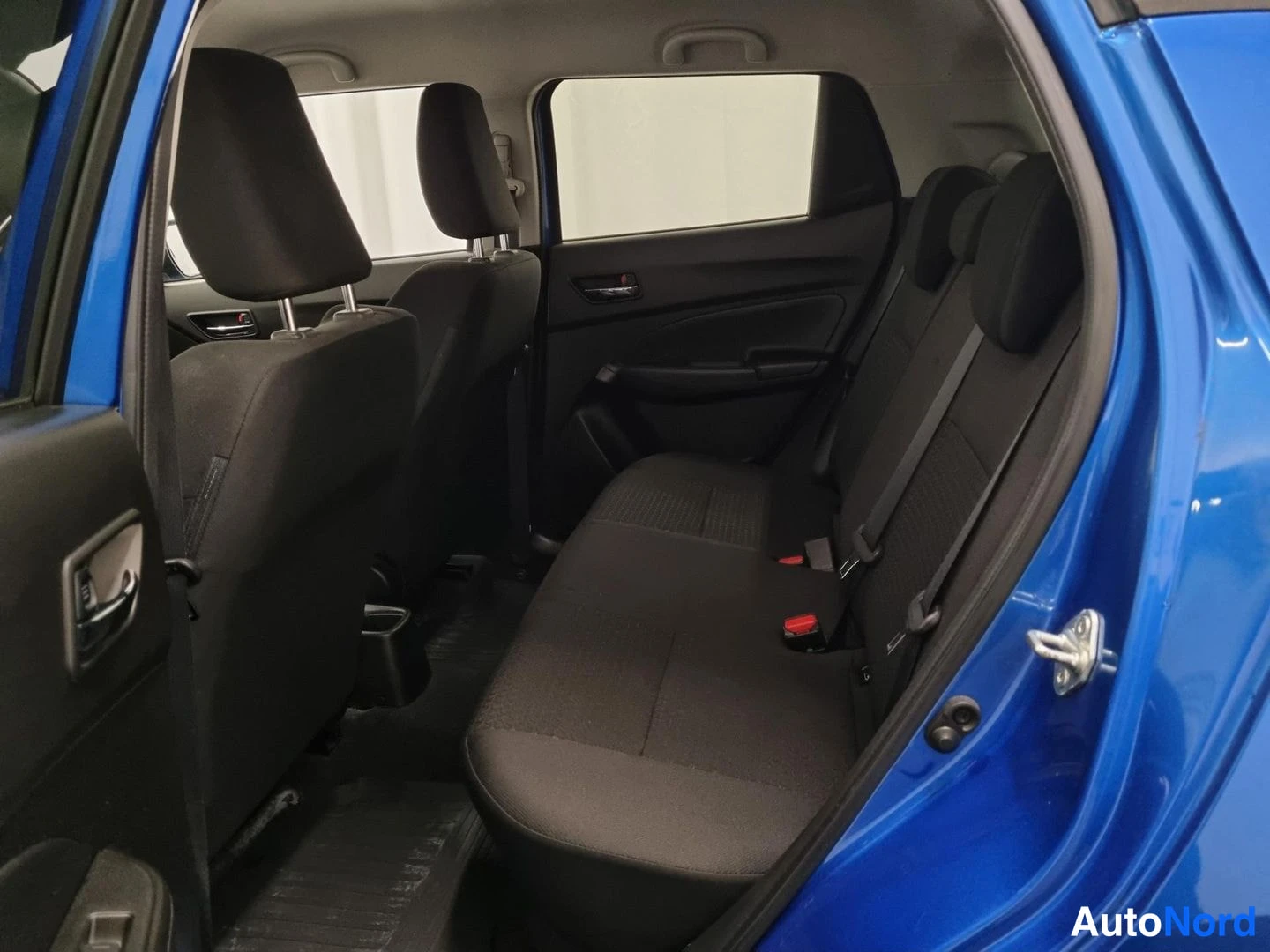 Sininen Suzuki Swift 2019, takaistuimet, kuva 13