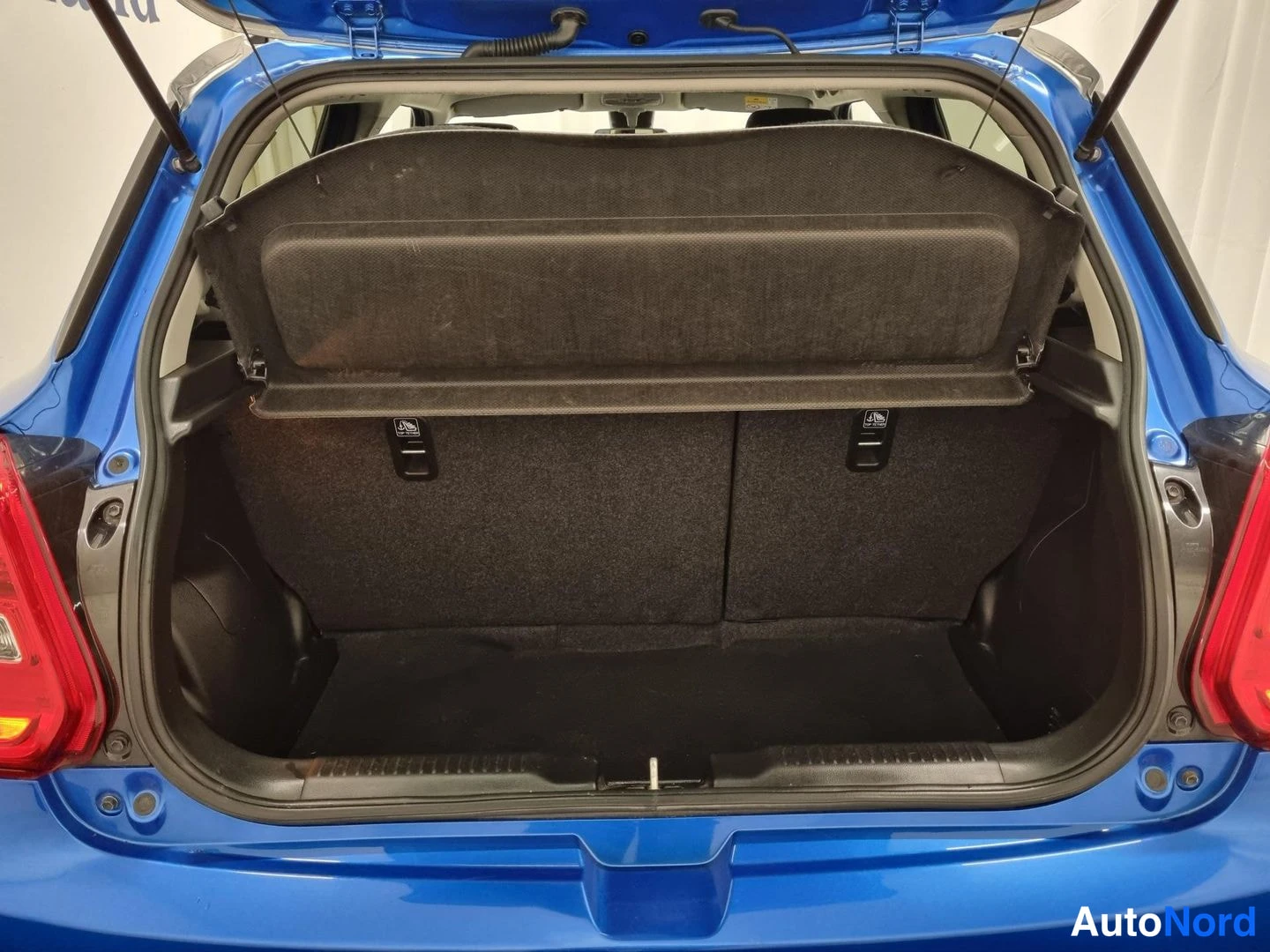 Sininen Suzuki Swift 2019, tavaratila, kuva 14