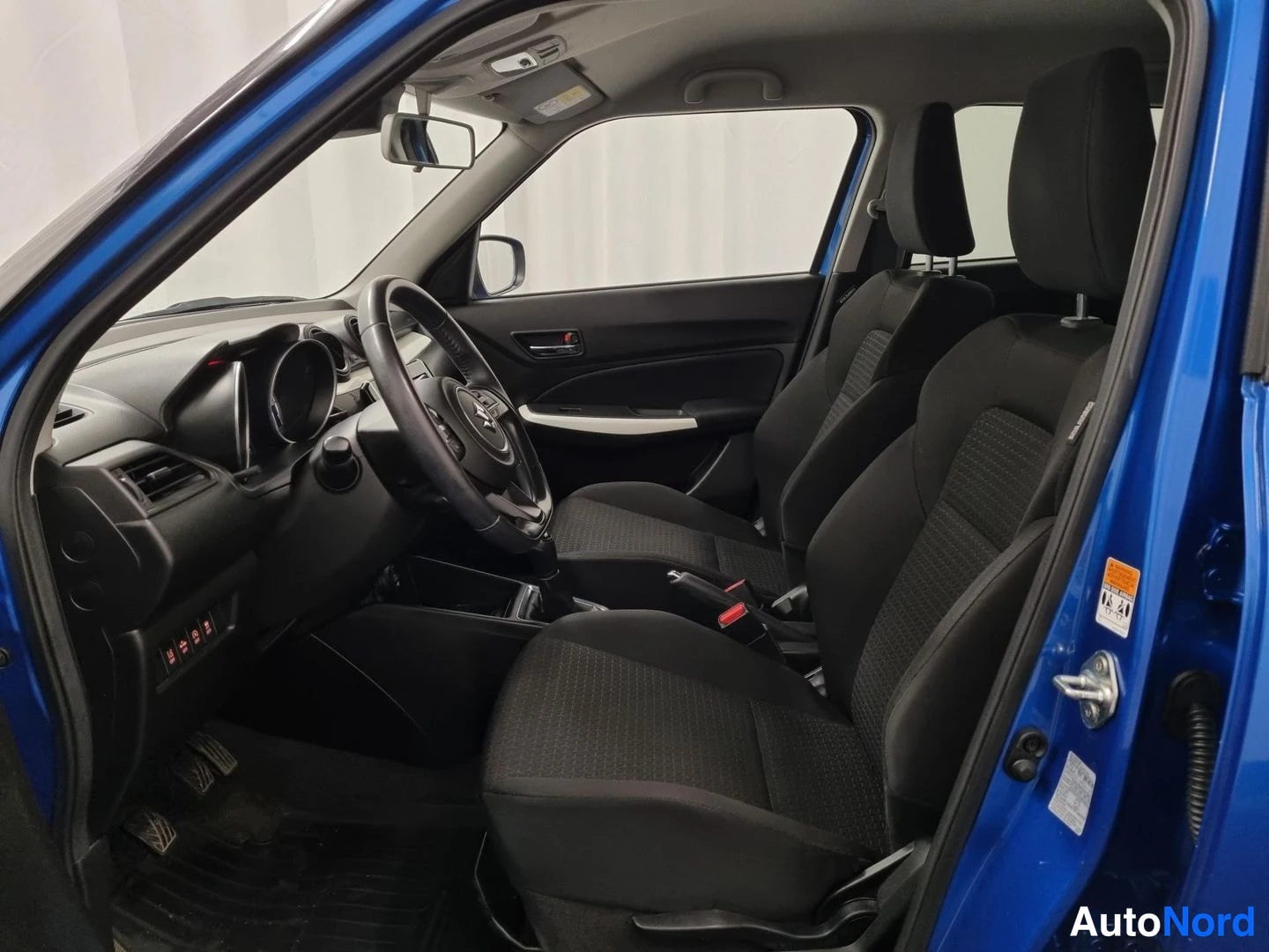Sininen Suzuki Swift 2019, ohjaamo, kuva 10