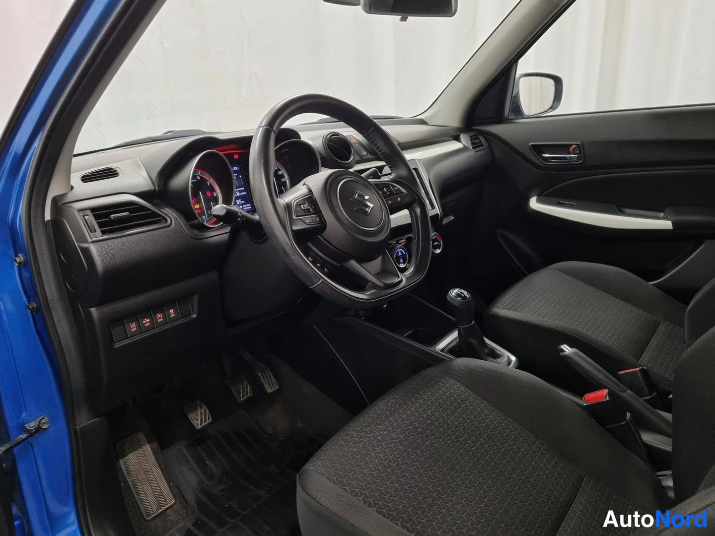 Sininen Suzuki Swift 2019, ohjaamo, kuva 5