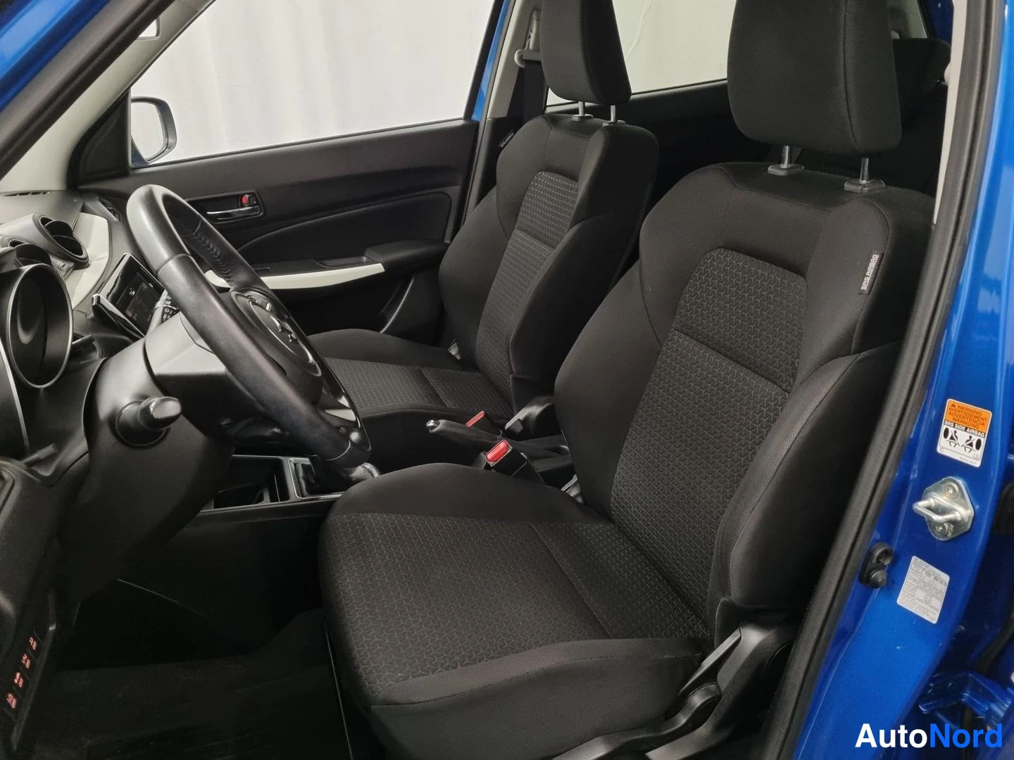Sininen Suzuki Swift 2019, ohjaamo, kuva 6