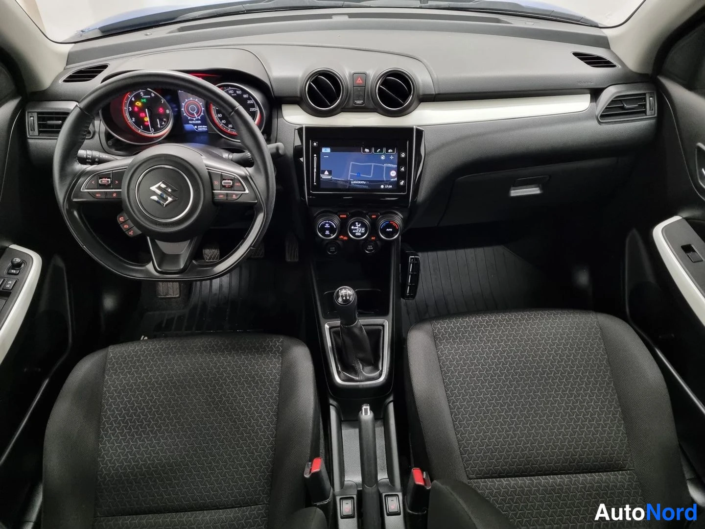 Sininen Suzuki Swift 2019, ohjaamo, kuva 7