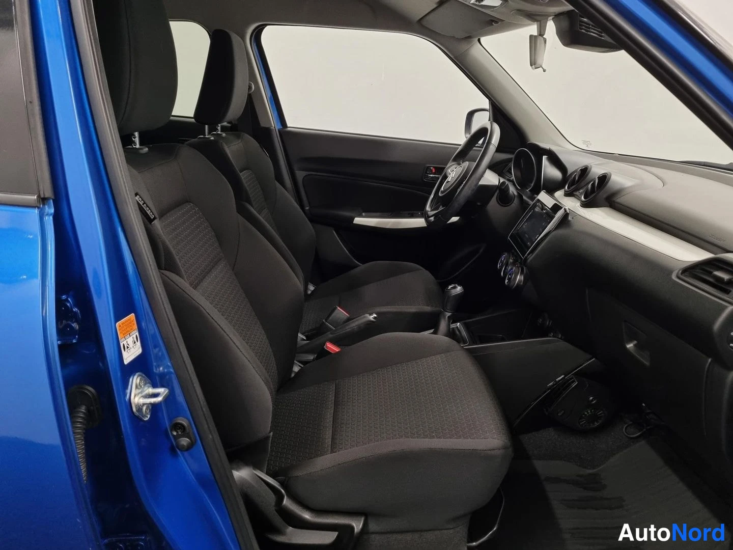 Sininen Suzuki Swift 2019, ohjaamo, kuva 8