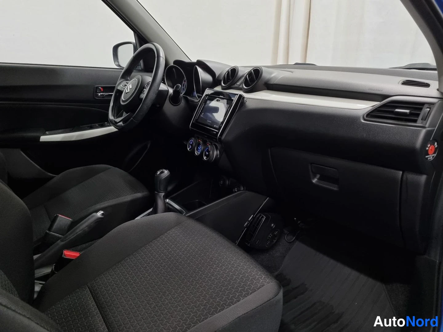 Sininen Suzuki Swift 2019, ohjaamo, kuva 9