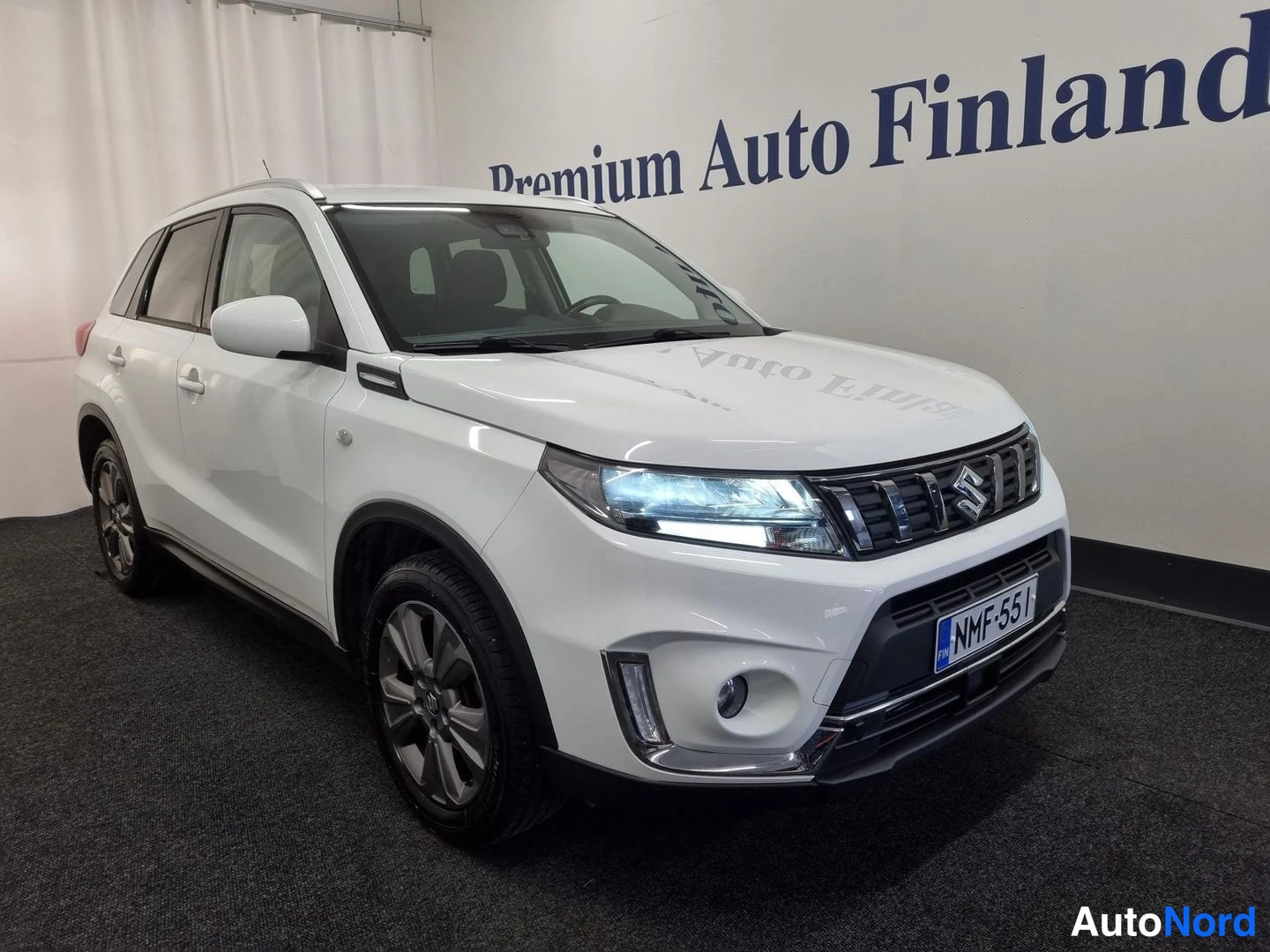 Valkoinen Suzuki Vitara 2021, etuviisto, keula oikealle, kuva 2