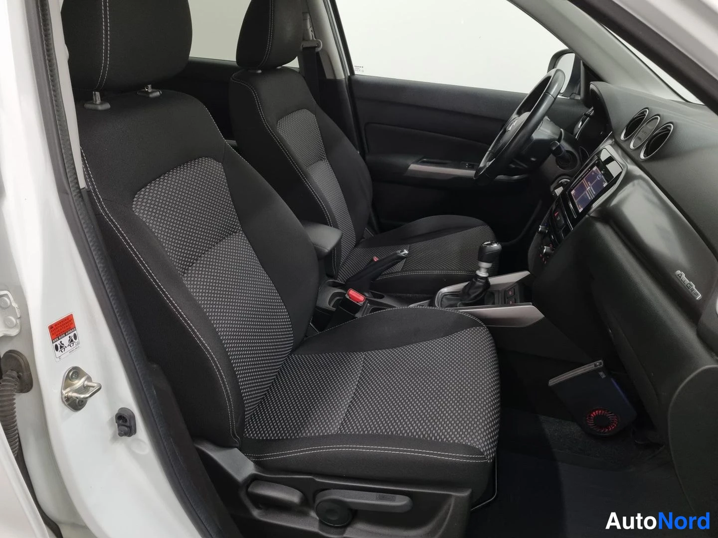 Valkoinen Suzuki Vitara 2021, etuistuimet, kuva 11