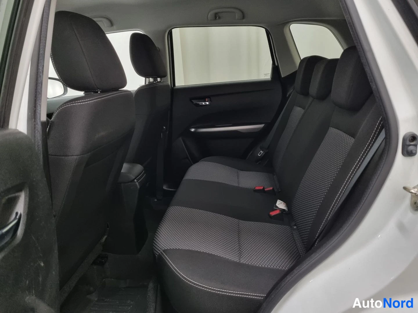 Valkoinen Suzuki Vitara 2021, takaistuimet, kuva 13