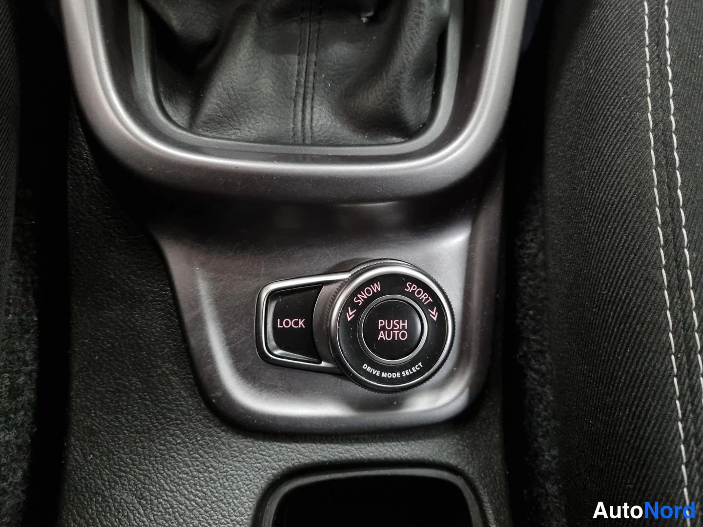 Valkoinen Suzuki Vitara 2021, yksityiskohta, kuva 16