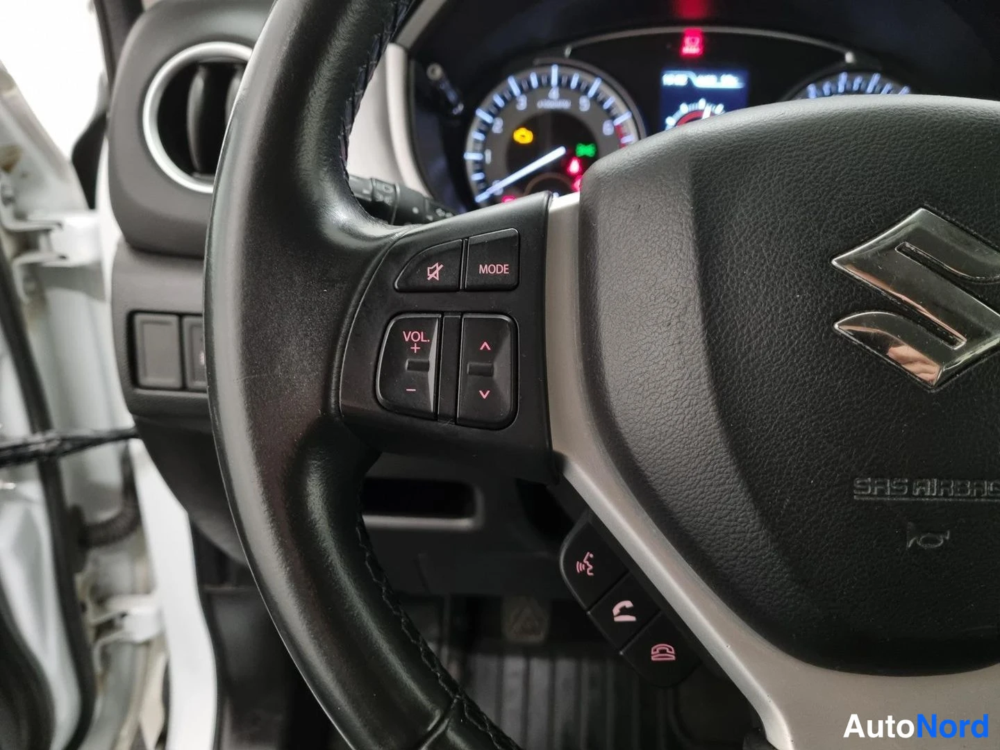 Valkoinen Suzuki Vitara 2021, yksityiskohta, kuva 19