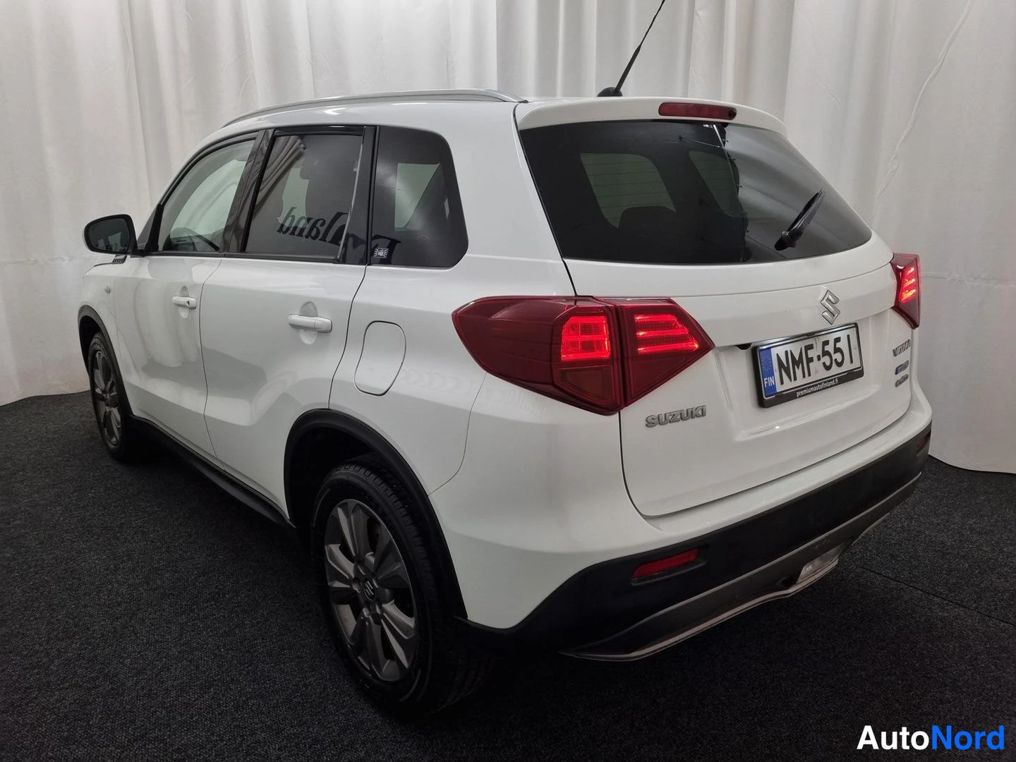 Valkoinen Suzuki Vitara 2021, takaviisto, kuva 3