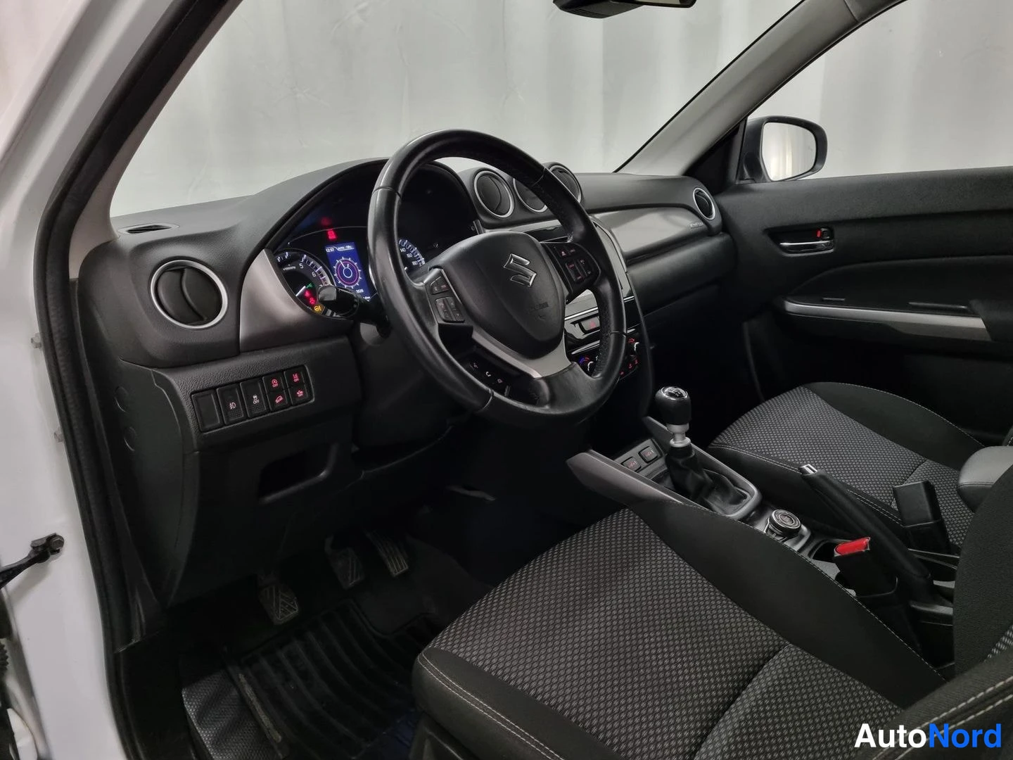 Valkoinen Suzuki Vitara 2021, ohjaamo, kuva 5