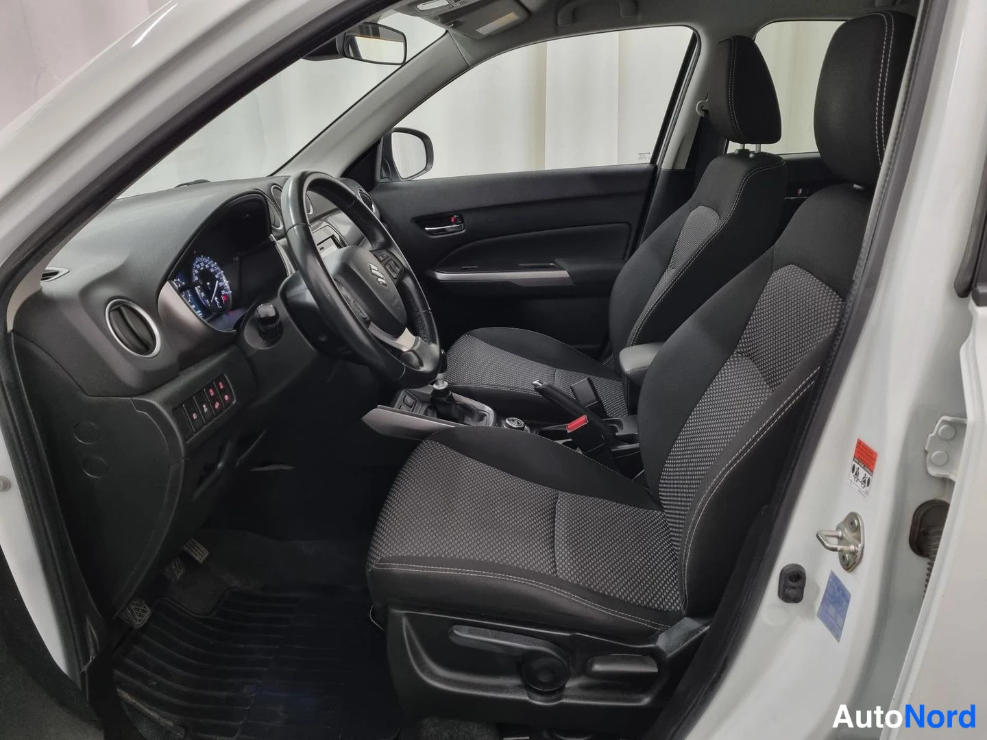 Valkoinen Suzuki Vitara 2021, etuistuimet, kuva 8
