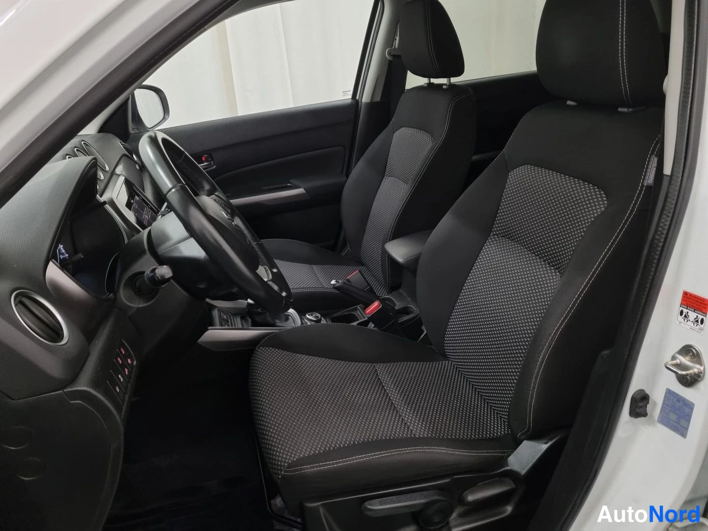 Valkoinen Suzuki Vitara 2021, etuistuimet, kuva 9