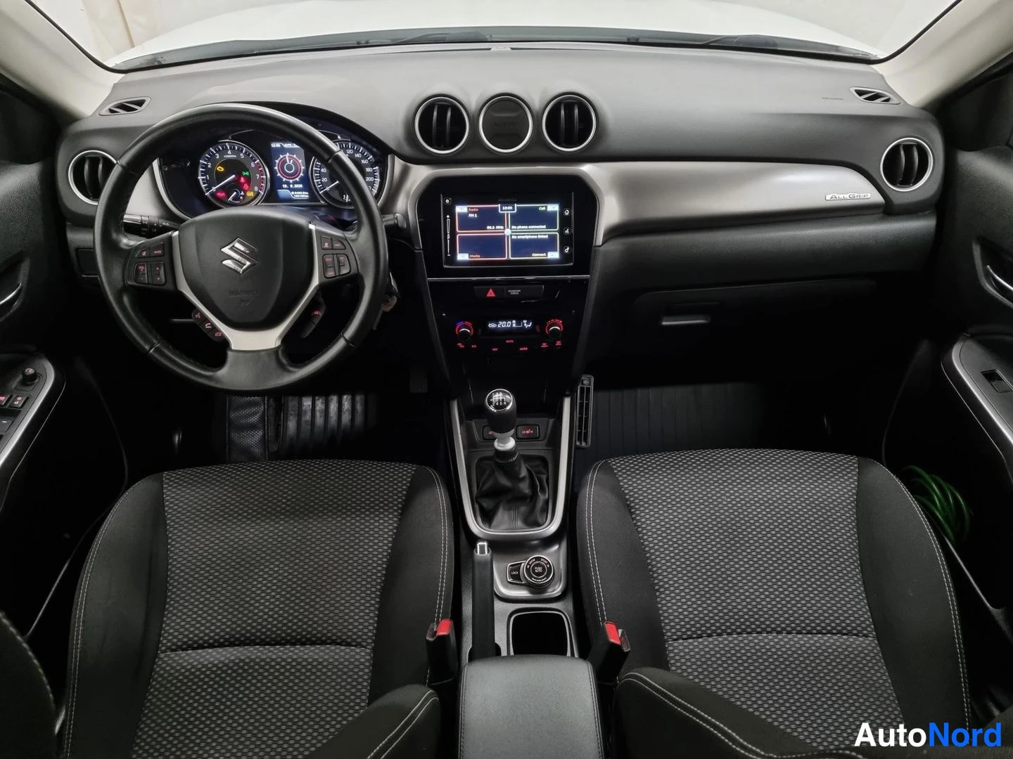 Valkoinen Suzuki Vitara 2021, ohjaamo, kuva 6