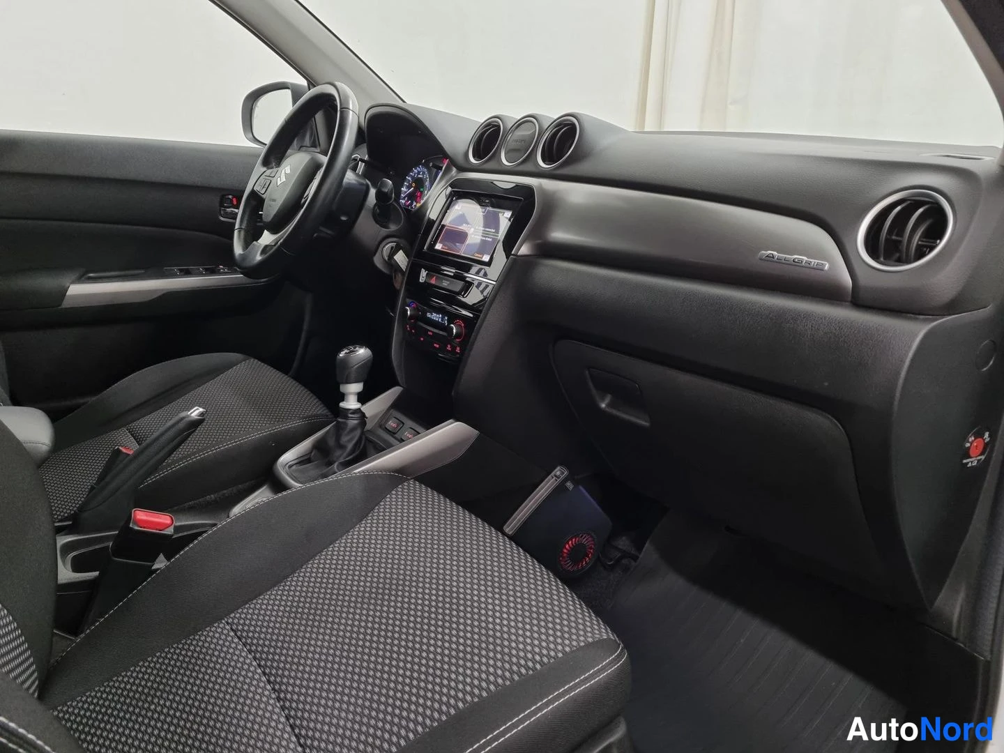 Valkoinen Suzuki Vitara 2021, ohjaamo, kuva 7