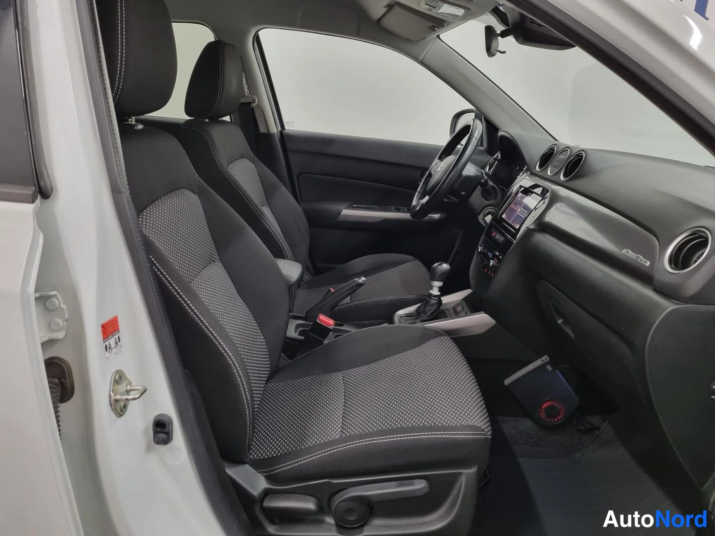 Valkoinen Suzuki Vitara 2021, etuistuimet, kuva 10